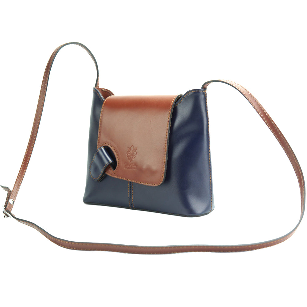 Borsa a tracolla in vernice con chiusura con patta ripiegabile e chiusura magnetica