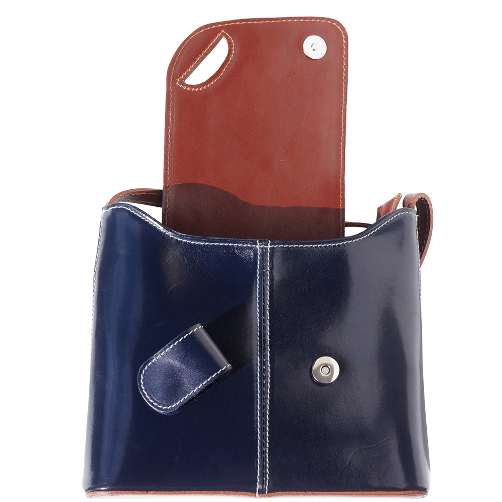 Borsa a tracolla in vernice con chiusura con patta ripiegabile e chiusura magnetica