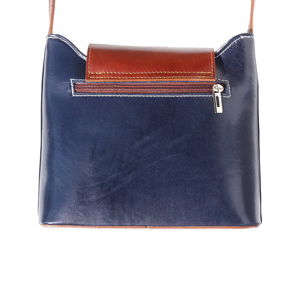 Borsa a tracolla in vernice con chiusura con patta ripiegabile e chiusura magnetica