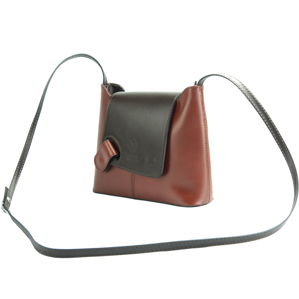 Borsa a tracolla in vernice con chiusura con patta ripiegabile e chiusura magnetica