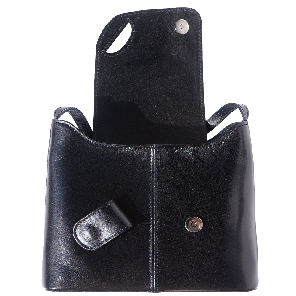 Borsa a tracolla in vernice con chiusura con patta ripiegabile e chiusura magnetica
