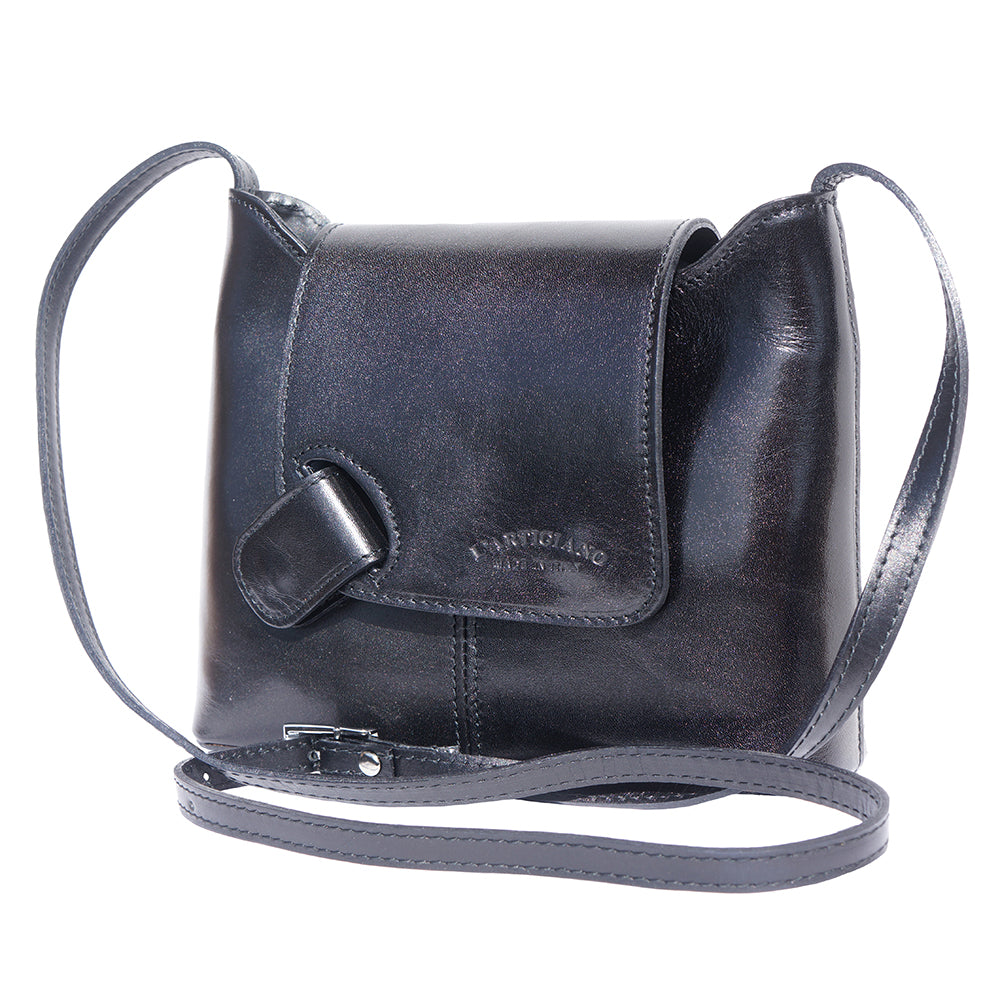 Borsa a tracolla in vernice con chiusura con patta ripiegabile e chiusura magnetica