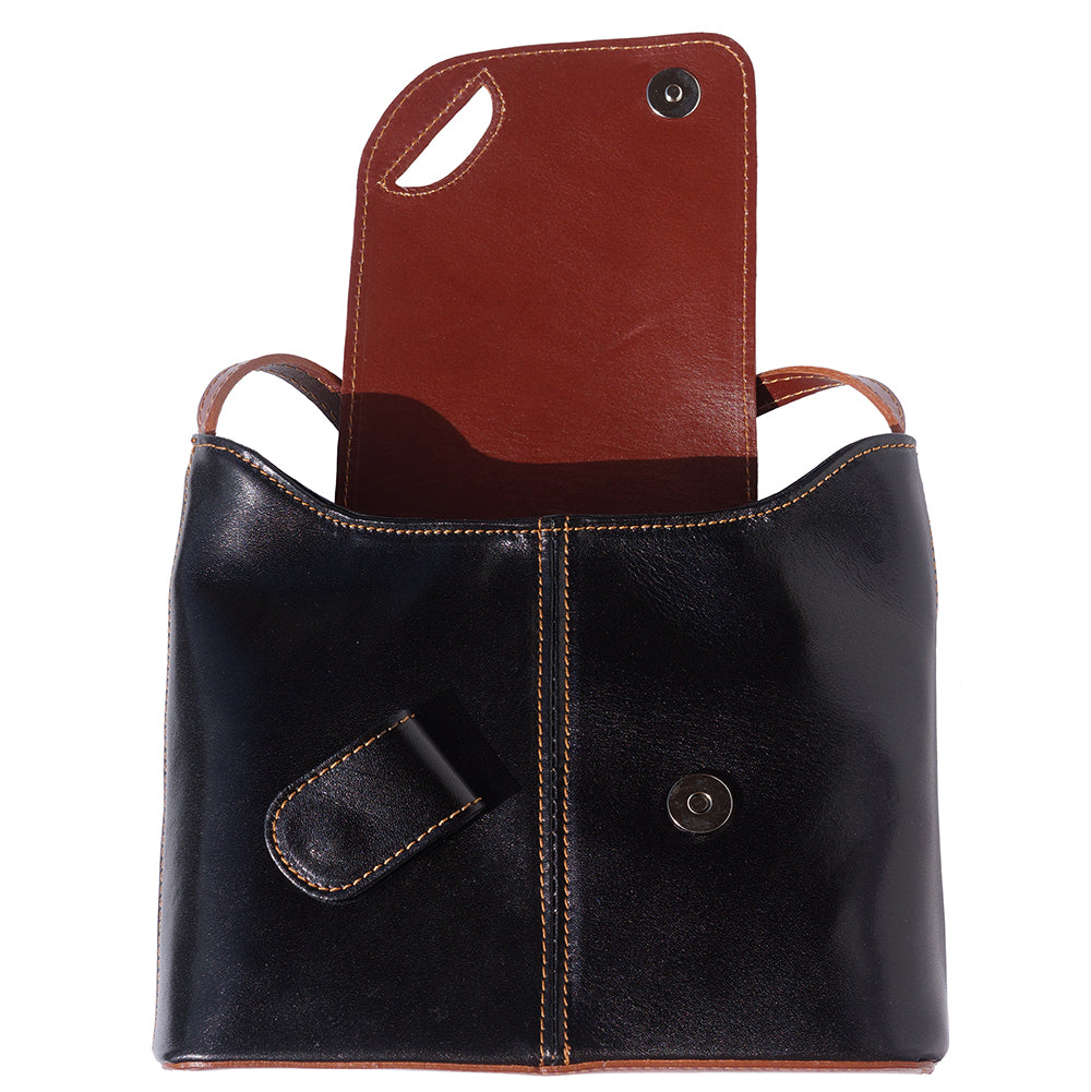 Borsa a tracolla in vernice con chiusura con patta ripiegabile e chiusura magnetica