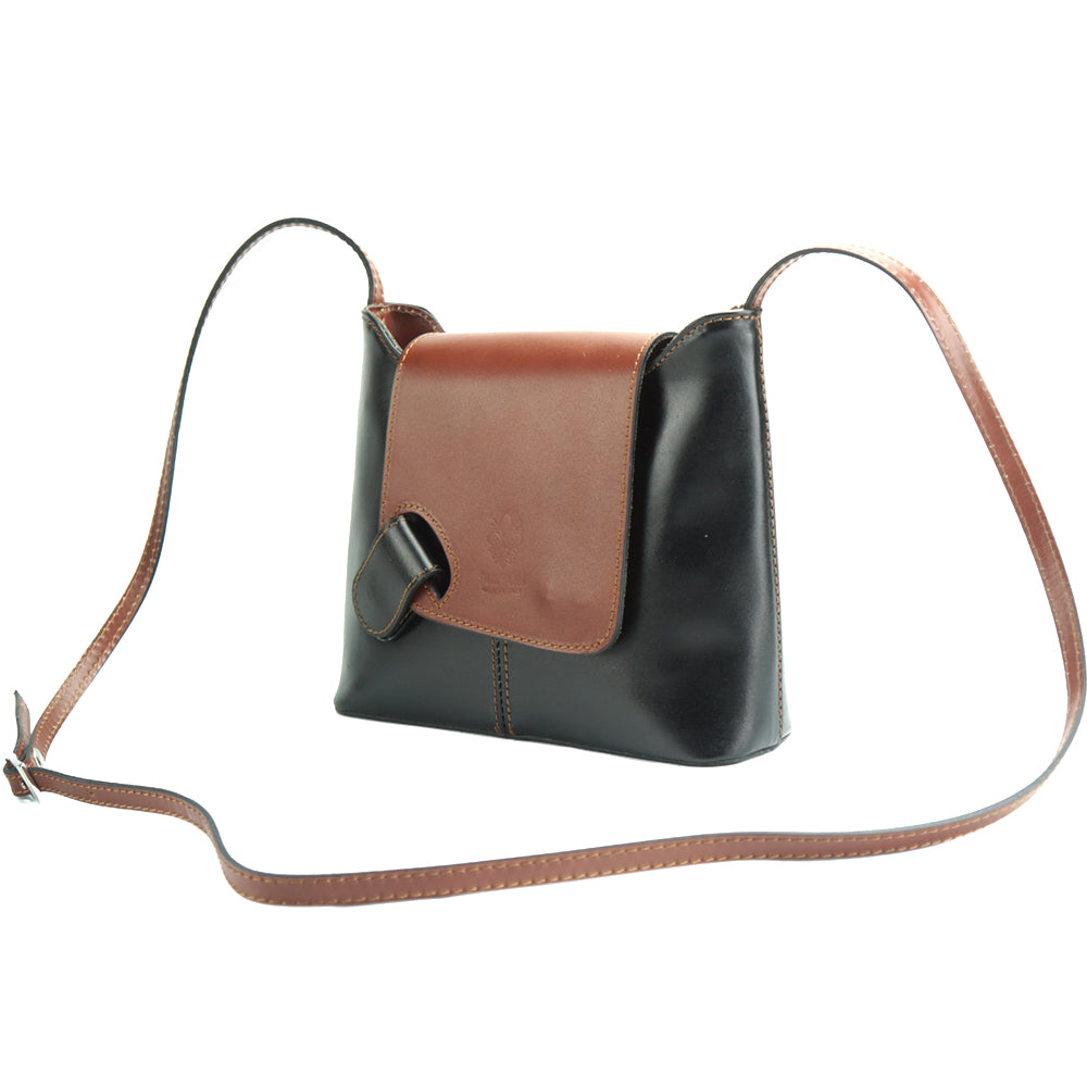 Borsa a tracolla in vernice con chiusura con patta ripiegabile e chiusura magnetica